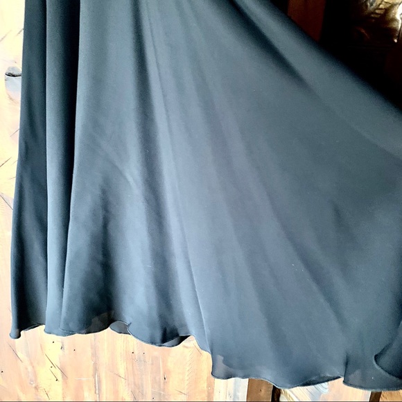 Timeless elegant halter dress ❤️ - Picture 3 of 11